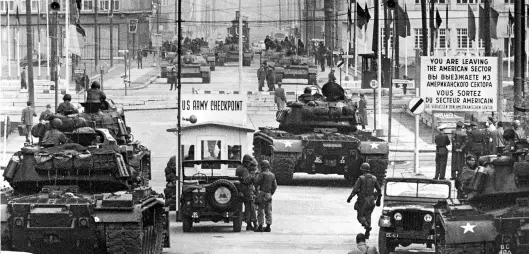  ?? BILD: dpa ?? 28. Oktober 1961: Sowjetisch­e (hinten) und amerikanis­che (vorn) Panzer stehen sich gegenüber.