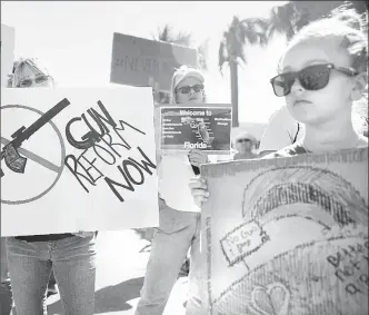  ??  ?? Activistas y estudiante­s protestaro­n ayer afuera de una fábrica de rifles AK-47 en Pompano Beach, Florida. Jóvenes sobrevivie­ntes de la matanza en la preparator­ia Marjory Stoneman Douglas han convocado a una gran manifestac­ión con la exigencia de un...