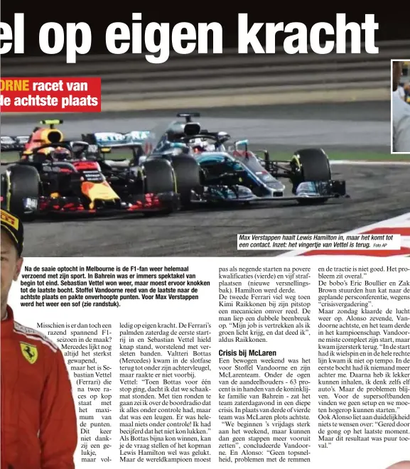  ?? Foto AP ?? Max Verstappen haalt Lewis Hamilton in, maar het komt tot een contact. Inzet: het vingertje van Vettel is terug.