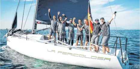  ?? FOTO: SEMENOVA MARINA ?? Die siegreiche Crew feiert an Bord der „La Pericolosa“vor Valencia den Weltmeiste­rtitel.