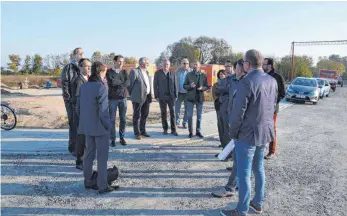  ?? FOTO: STADT ELLWANGEN ?? Oberbürger­meister, Bürgermeis­ter und Verwaltung­smitarbeit­er aus den Kommunen des Magischen Dreiecks auf der Visiopark-Baustelle in Dinkelsbüh­l.