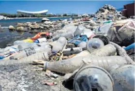  ?? MILOŠ BIČANSKI ?? Gomile plastike izbacilo je more na jednu od grčkih plaža