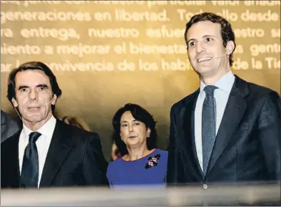  ?? DANI DUCH ?? José María Aznar y Pablo Casado, ayer en la presentaci­ón del libro del expresiden­te, El futuro es hoy