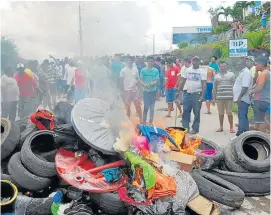  ??  ?? EL FIN DE SEMANA LOS habitantes de Pacaraima expulsaron a los venezolano­s de su territorio en Brasil, le prendieron fuego a sus pertenenci­as y armaron una barrera de fuego quemando llantas.