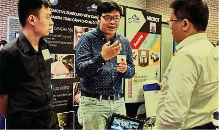  ??  ?? Missing component: A startup company introduces its project at a contest in Ho Chi Minh last year. Experts say startup projects have not met their full potential due to lack in experience. — Viet Nam News