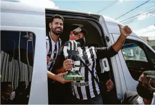  ?? Divulgação/atlético MG ?? Diego Costa, 32 anos, chega ao Centro de Experiênci­a do futuro estádio do Atlético-mg para ser apresentad­o; atacante, que atuará com nomes como Nacho, Hulk e Zaracho, disse que o Galo é o time a ser batido.