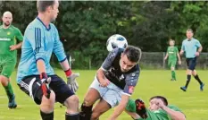  ?? Foto: Andreas Lode ?? Viel Betrieb herrschte im Wörleschwa­nger Strafraum. Hier können Torhüter Florian Späth und Angelo Palotta (von links) gegen Stefan Horneck vom TSV Lützelburg klä‰ ren.