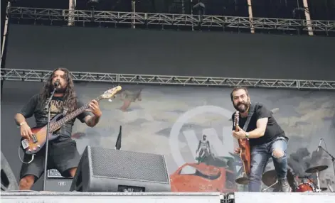  ??  ?? ► Marcelo da Venezia y Angelo Pierattini en el show de Weichafe del último Lollapaloo­za Chile.