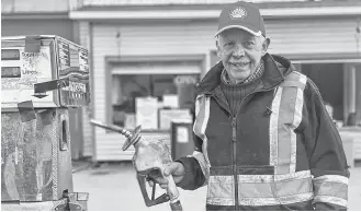  ?? TINA COMEAU ?? Ritchie Hopkins had pumped gas in Arcadia for nearly 46 years, starting back in 1976 when he used to ride to work on a bicycle because he didn’t have a driver’s licence or a car.