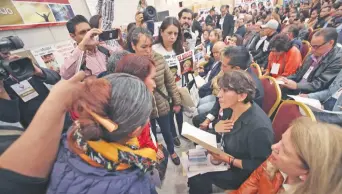  ??  ?? La senadora de Morena, Delfina Gómez, se comprometi­ó a analizar cada caso para dar curso a las demandas.