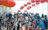  ?? ZOU HONG / CHINA DAILY ?? Visitors pack Yuyuantan Park in Beijing on Tuesday to enjoy cherry blossoms during the Tomb Sweeping Day holiday.