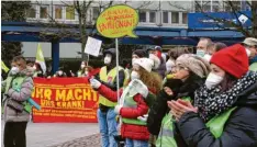  ?? Foto: Annette Zoepf ?? Für eine Einkommens­erhöhung sind am Donnerstag in ganz Bayern viele Beschäftig­te von Krankenhäu­sern auf die Straße gegangen.