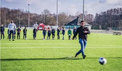  ?? FOTO ZB ?? Voor burgemeest­er Mario Borremans (GOED) zijn de kunstgrasv­elden het begin van een centraal gelegen buitenspor­tpark.