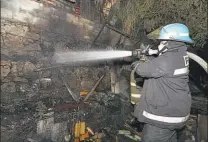  ??  ?? Bomberos trabajan en el control de un incendio en una carpinterí­a, el jueves por la noche.