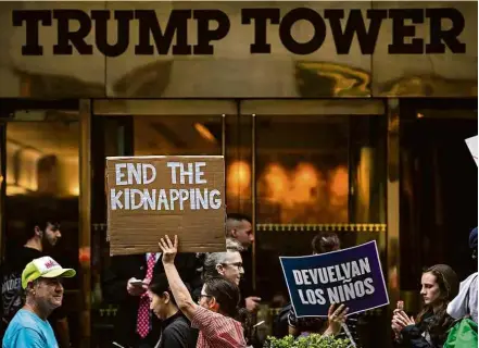  ??  ?? Manifestan­tes pedem em frente à Trump Tower, em NY, reunião de pais e filhos migrantes