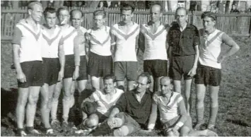  ?? Foto: Archiv ?? Hans Keller (stehend, Zweiter von links) trat mit dem Günzburger Team zum ersten Nachkriegs­spiel an. Gegner im Stadtgarte­n war der damals „große“VfL München.