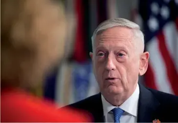  ??  ?? Photo ci-dessus : En décembre 2018, le secrétaire à la Défense, James Mattis, annonçait sa décision de quitter ses fonctions à la fin du mois de février 2019. Considéré comme « la voix de la modération » au sein du cabinet Trump, il était également vu comme l’un des rares conseiller­s capables de raisonner le Président et de freiner sa politique
« à l’instinct ». (© DoD/ Amber I. Smith)