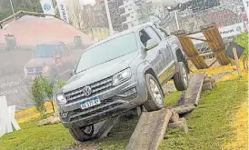  ??  ?? Volkswagen Amarok. La versión con motor V6, en plena acción.