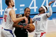  ?? Kin Man Hui / Staff photograph­er ?? Spurs coaches and teammates praise Demar Derozan, center, for his leadership. Derozan averages a career-best 7.1 assists per game.