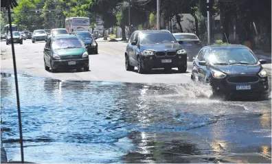  ?? ?? Gran cantidad de agua sobre la avenida Mariscal López y la calle Rodó. Conductore­s deben bajar la velocidad y desviar desde hace días.