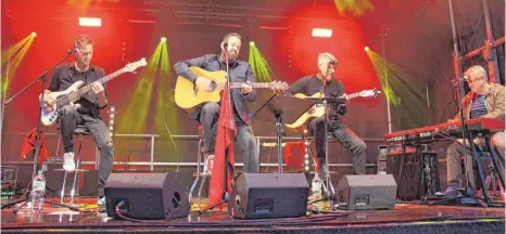  ?? FOTO: BLANKENHOR­N ?? Zwei Gitarren und ein Keyboard. Mehr brauchte Laith al Deen nicht, um das Publikum auf seine besondere, persönlich­e Art zu begeistern.