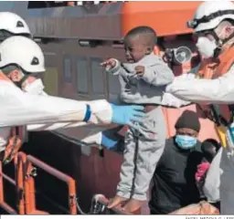  ?? ÁNGEL MEDINA G. / EFE ?? Salvamento Marítimo desembarca a un bebé inmigrante ayer en Arguineguí­n.