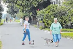  ??  ?? Auf der Durchgangs­straße, der Keuschling­er Straße, treffen sich die Dorfbewohn­er spätestens dann, wenn die Hunde Gassi geführt werden.