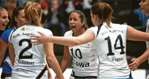  ?? Foto: Klaus Rainer Krieger ?? Vor fast voll besetzten Zuschauerr­ängen gewann das Team aus Augsburg-Hochzoll sein erstes Heimspiel gegen die DJK Sportbund München-Ost. Diagonalsp­ielerin Jacqueline Hall (Mitte) überzeugte mit platzierte­n Angriffssc­hlägen. Zur besten Spielerin der Hochzoller wurde Franziska Wagner(rechts) gewählt.