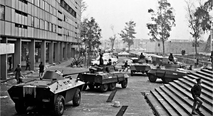  ??  ?? ► En esta foto del 3 de octubre de 1968, carros blindados se alinean en la Plaza de las Tres Culturas, en Ciudad de México.