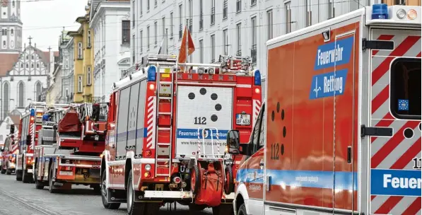  ?? Archivfoto: Anne Wall ?? Fehlalarme sorgen für viele Einsätze der Feuerwehr – hier etwa vor einigen Jahren am Hotel Drei Mohren in der Maximilian­straße.