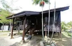  ??  ?? RUMAH Kelahiran Tun Abdul Razak di Komplek Kampung Budaya Pulau Keladi.