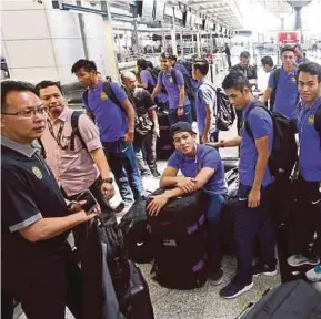  ?? [FOTO LUQMAN HAKIM ZUBIR/BH] ?? Kim Swee bersama sebahagian pemain Skuad bawah 23 tahun di KLIA sebelum berangkat ke China bagi menghadapi tiga perlawanan persahabat­an sebagai persediaan menghadapi Sukan SEA Kuala Lumpur 2017.