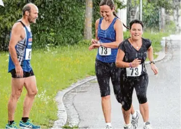  ?? Archivfoto: Horst Kramer ?? Städtestaf­fel macht auch bei Regen Spaß, wie hier (von links) bei Werner Fendt, Angelika Bronner und Bettina Treffler zu sehen ist.