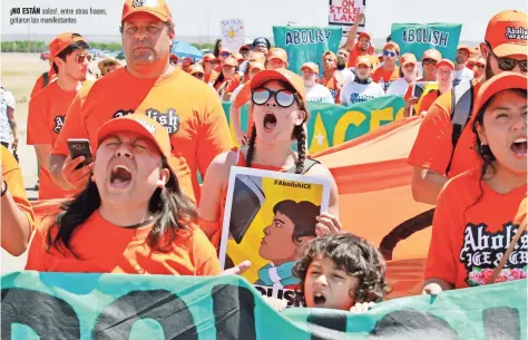  ??  ?? ¡no EStÁn solos!, entre otras frases, gritaron los manifestan­tes