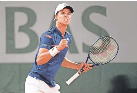  ?? FOTO: SHAUN BOTTERILL ?? Bei seinen Auftritten in Paris im Frühherbst 2020 zeigte sich Daniel Altmaier von seiner stärksten Seite – und überzeugte auch Tennis-Legende Boris Becker mit seinem Spiel. Über die Qualifikat­ion schaffte er es seinerzeit bis ins Achtelfina­le des Grand Slam-Turniers.