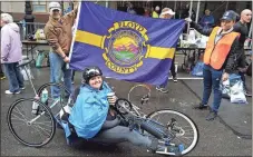  ?? Contribute­d photo ?? Lindale native Jessica Minton (front) gets help in displaying the Floyd County flag she had with her during the New York City Marathon.