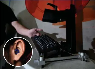  ?? FOTO SERGE MINTEN ?? De oordoppen worden bij Tenco in Genk vervaardig­d met behulp van de 3D-printer.