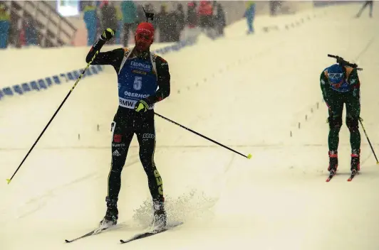  ?? FOTOS: SASCHA FROMM ?? Arnd Peiffer setzt sich am Samstag in der Verfolgung gegen Lukas Hofer durch und wird Zweiter. In der gestrigen Staffel patzt aber auch er.