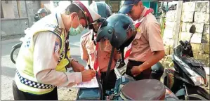  ?? EDI SUDRAJAT/JAWA POS ?? JANGAN NEKAT: Petugas menjaring pelajar bermotor di wilayah Kecamatan Taman.