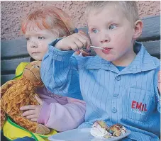  ??  ?? TÅRTA. Pippi (Evixa) och Emil i Lönneberga (Bastian) gillar blåbärstår­ta.