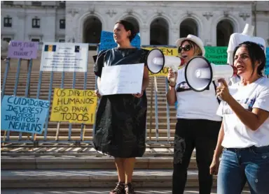  ??  ?? N Sofia Figueiredo, à direita, é presidente da Direção da Associação Nacional de Cuidadores Informais e promete continuar a lutar