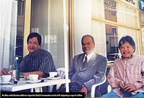  ?? ?? Ka Blas with Businessmi­rror reporter Butch Fernandez on his left enjoying a cup of coffee.