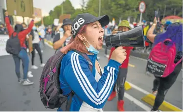  ?? Foto AFP ?? Mientras en el país se cumplía ayer una jornada más del paro nacional, el presidente, Iván Duque, y los gobernador­es acordaron iniciar diálogos regionales para buscar soluciones puntuales. /