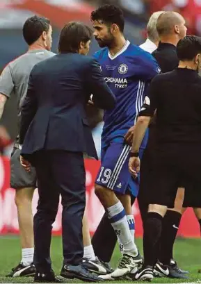  ?? REUTERS PIC ?? Diego Costa (centre) walks past manager Antonio Conte as he is substitute­d in the FA Cup final against Arsenal on May 27.