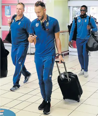  ?? Picture: WERNER HILLS ?? READY FOR ACTION: Faf du Plessis, front, arrives at the Port Elizabeth Internatio­nal Airport with the Proteas team for their fourth one-day internatio­nal against Sri Lanka at St George’s Park Stadium on Wednesday