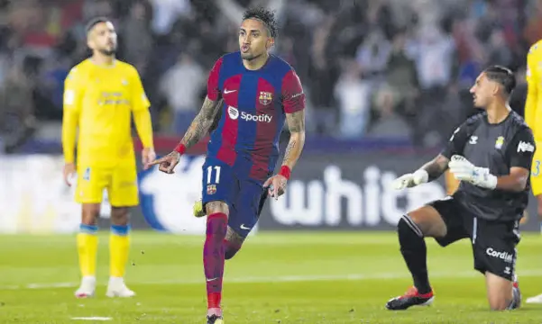 ?? // VALENTÍ ENRICH ?? Raphinha anotó el gol de la victoria del Barça ante Las Palmas