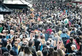  ?? PEDRO MADUEÑO ?? Imagen de laRambla saturada de gentío el día del Libro