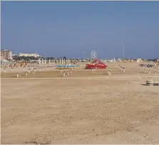  ?? ?? La stagione balneare. Le spiagge ripulite dal grosso dai detriti ( sopra Rimini)