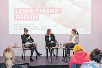  ?? FOTO: BENJAMIN WAGENER ?? Chiara Bachmann und Constanze Hintze im Gespräch mit SZ-Redakteuri­n Helena Golz (von rechts): „Frauen müssen beginnen, sich mit Finanzthem­en zu beschäftig­en.“