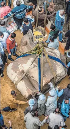  ?? FOTO: AFP ?? Der Koloss ist in mehrere Teile zerbrochen – der Oberkörper, ein Teil der Krone und des Kopfes, das rechte Auge und Ohr wurden geborgen.